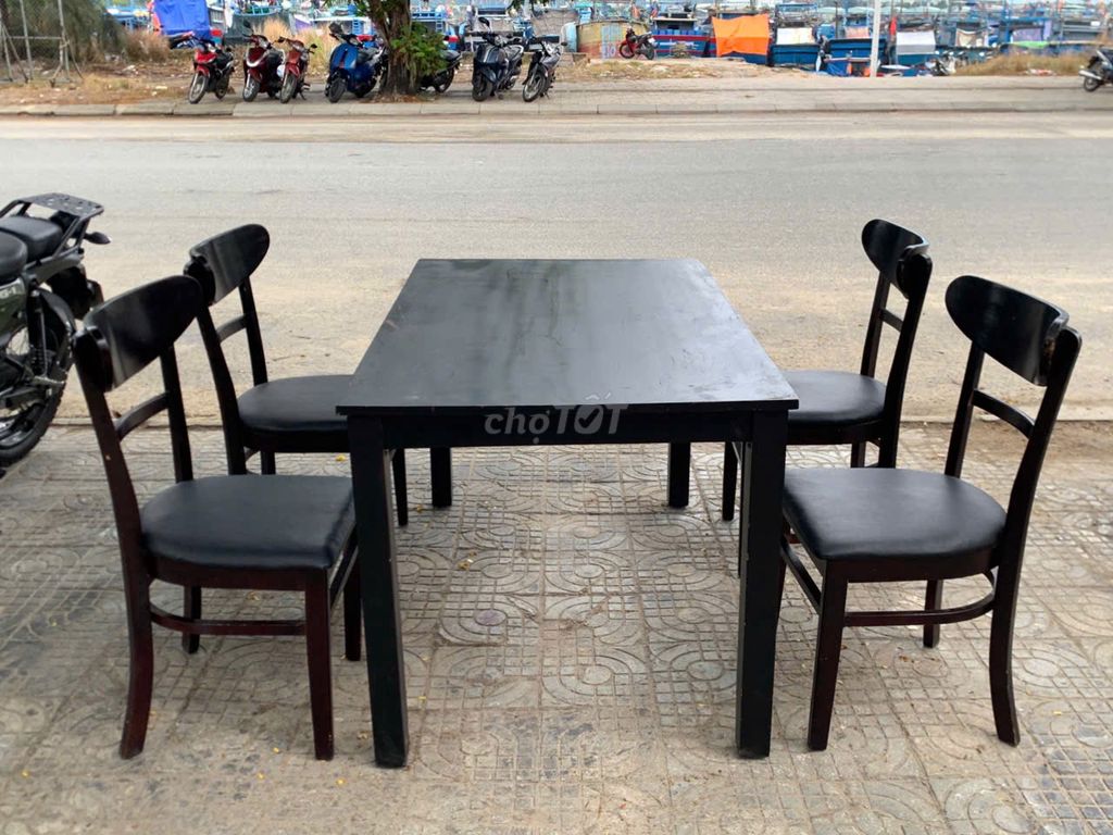 Bàn ghế ăn gỗ Đen đã qua sử dụng. Dịch vụ dọn dẹp nhà tại Quận Sơn Trà Đà Nẵng được đăng bởi THẾ GIỚI ĐỒ CŨ ĐÀ NẴNG hình 1