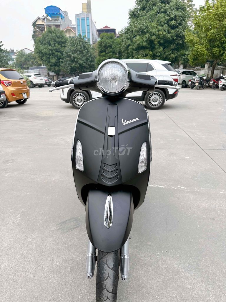 vespa đen nhám ắc quy mới bhanh 1 năm