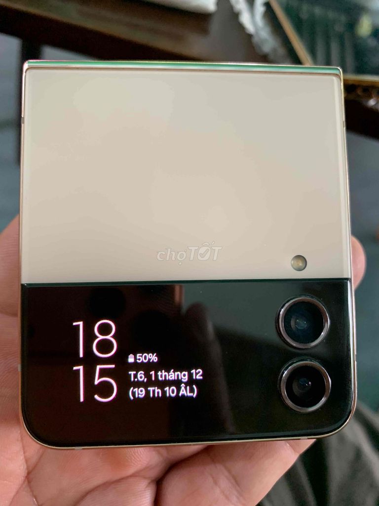 Samsung Galaxy Z Flip 4 8GB/128GB Vàng. Mua bán Điện thoại tại Quận Gò Vấp Tp Hồ Chí Minh được đăng bởi Pham Van Hung hình 1