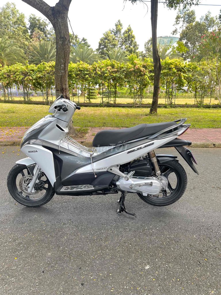 Cần bán AirBlede Fi trắng zin đẹp. Mua bán Xe máy tại Thành phố Sa Đéc Đồng Tháp được đăng bởi Binh hình 4
