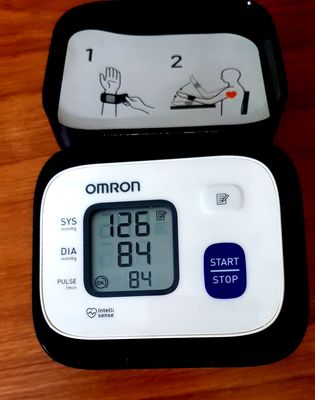Máy đo huyết áp cổ tay tự động Omron HEM-6161