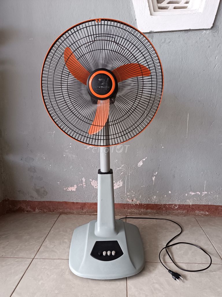 Quạt đứng Đen, Xám như hình, giá 200k. Mua bán Quạt tại Thị xã Điện Bàn Quảng Nam được đăng bởi Ket ban face zalo qua sdt hình 1