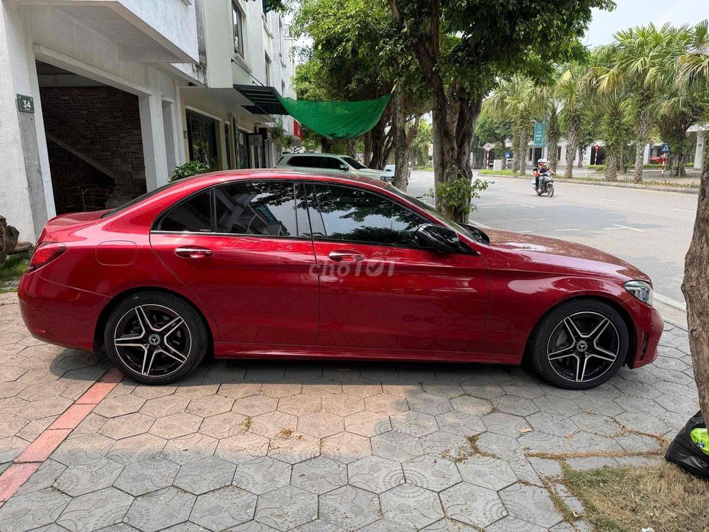 Мерседес-Бенц C300 AMG красный 86767 км