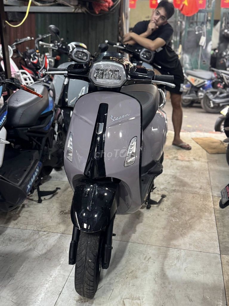 Vespa xám bình mới thay chạy khoẻ. Mua bán Xe điện tại Quận Cầu Giấy Hà Nội được đăng bởi Xe Điện 257 Hoàng Quốc Việt  hình 2