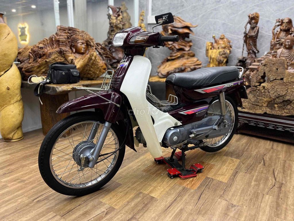 Honda C100 с сайгонскими номерами, целый пластик, тихий мотор