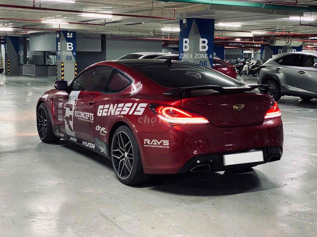 Hyundai Genesis Coupe красный спортивный автомобиль