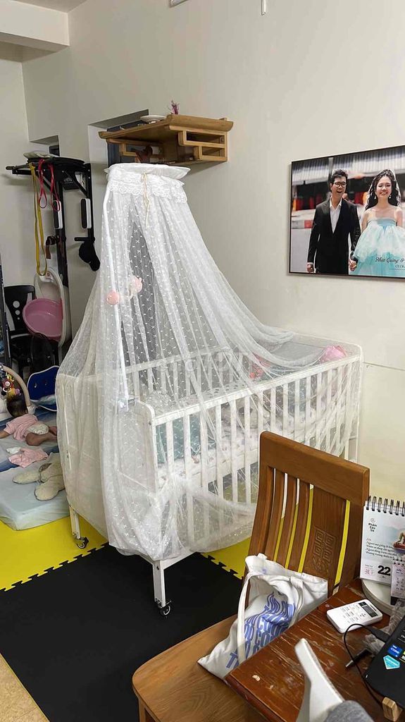 Cũi em bé trắng có bánh xe tặng mùng cũ. Mua bán Mẹ và bé tại Quận Gò Vấp Tp Hồ Chí Minh được đăng bởi Phuong Vo hình 1