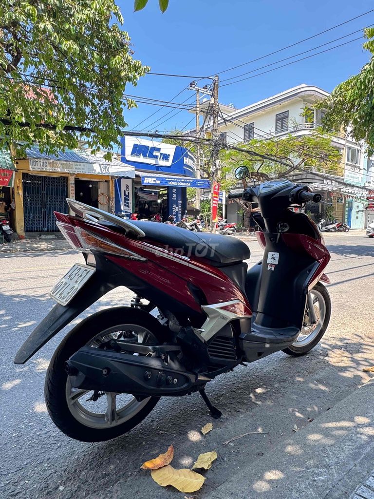 Красный скутер Yamaha Luvias