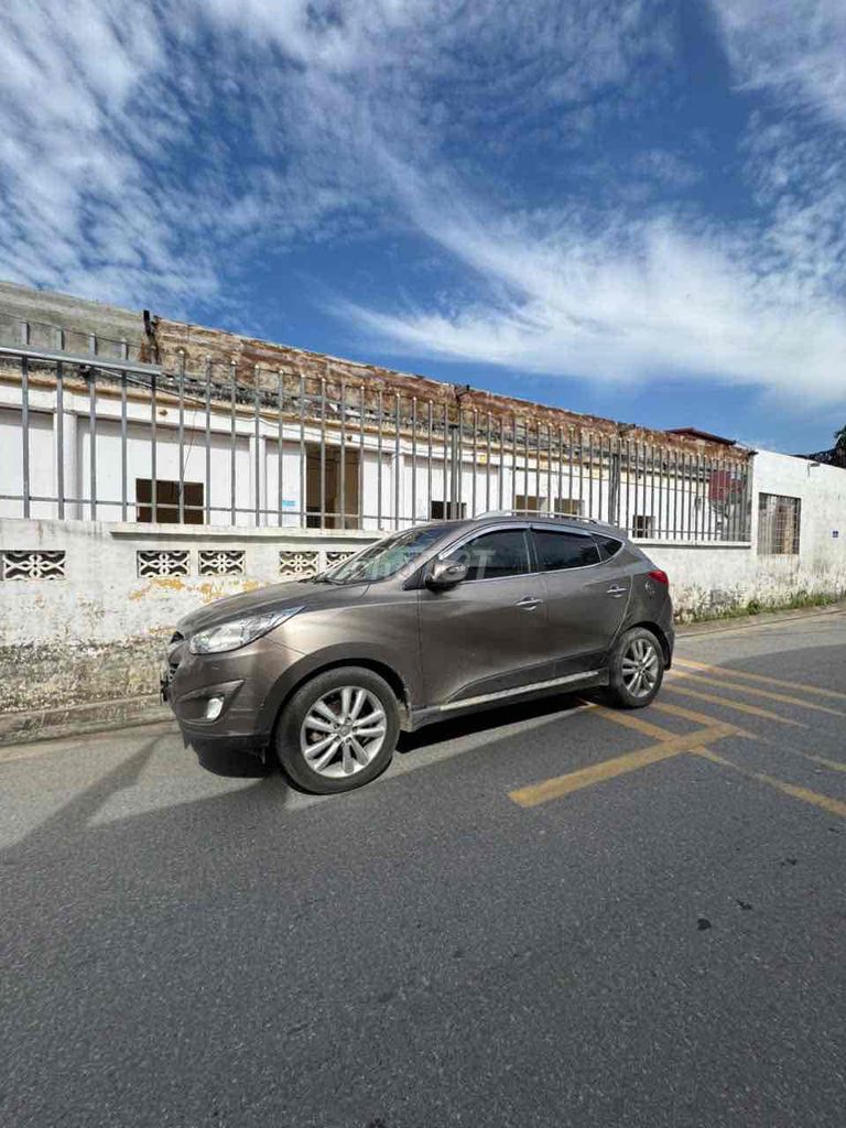 Hyundai Tucson 2012 полный привод бензин автомат коричневый