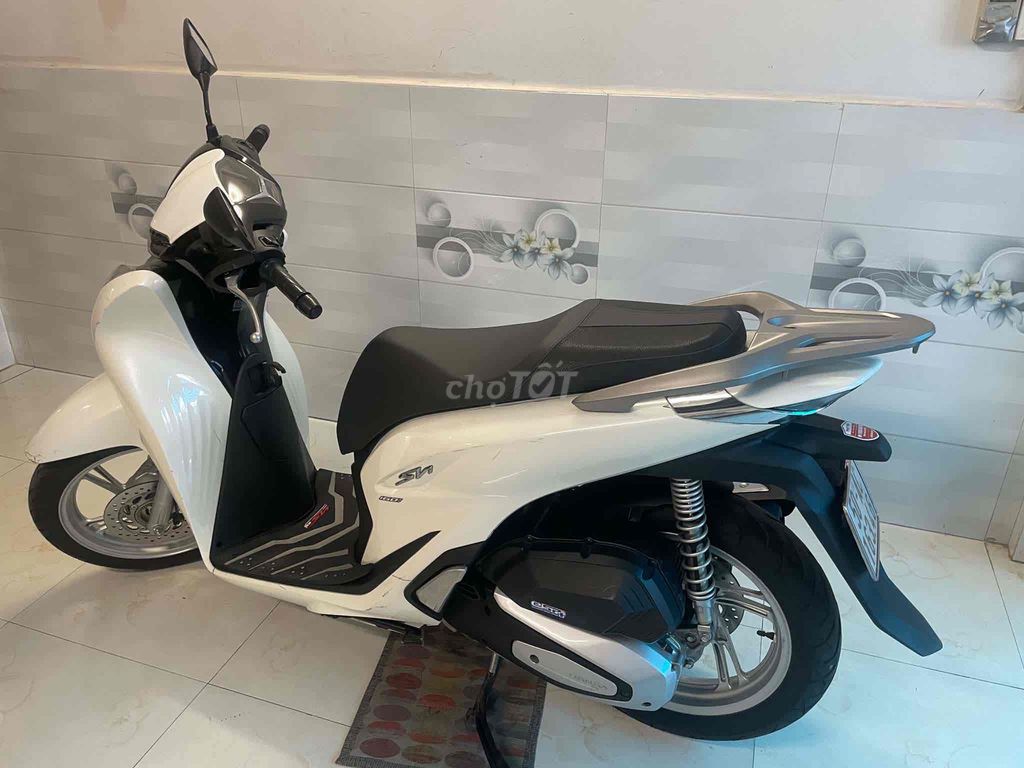 Honda SH160i черно-белая с наклейкой PPF