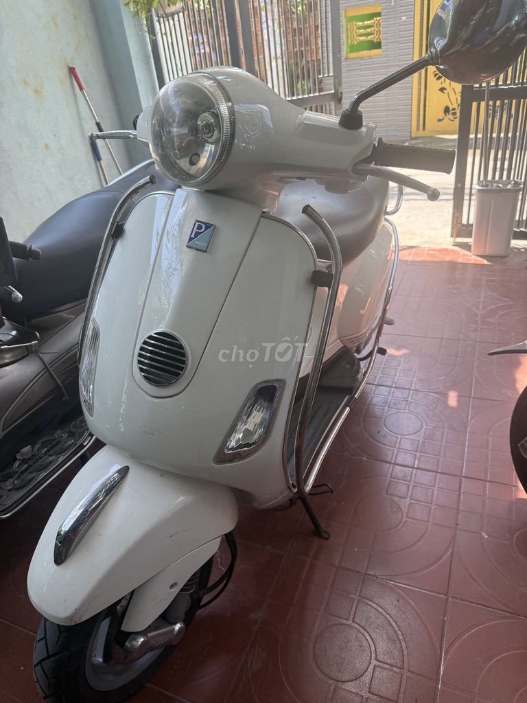 Женский скутер Piaggio Vespa белого цвета