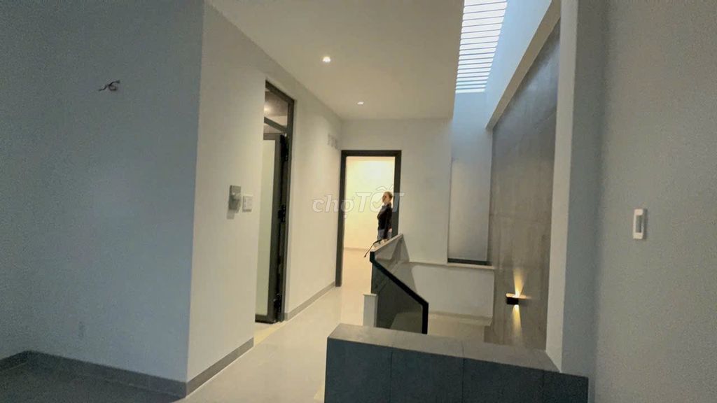 Продается новый красивый дом в 4-этажном здании шириной более 4 м