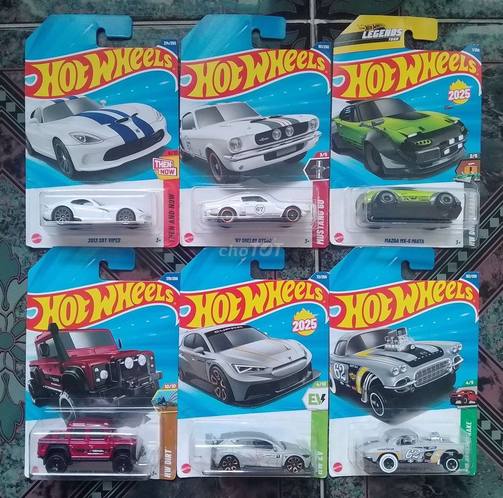Cần pass mấy em Hot Wheels, mới nguyên card