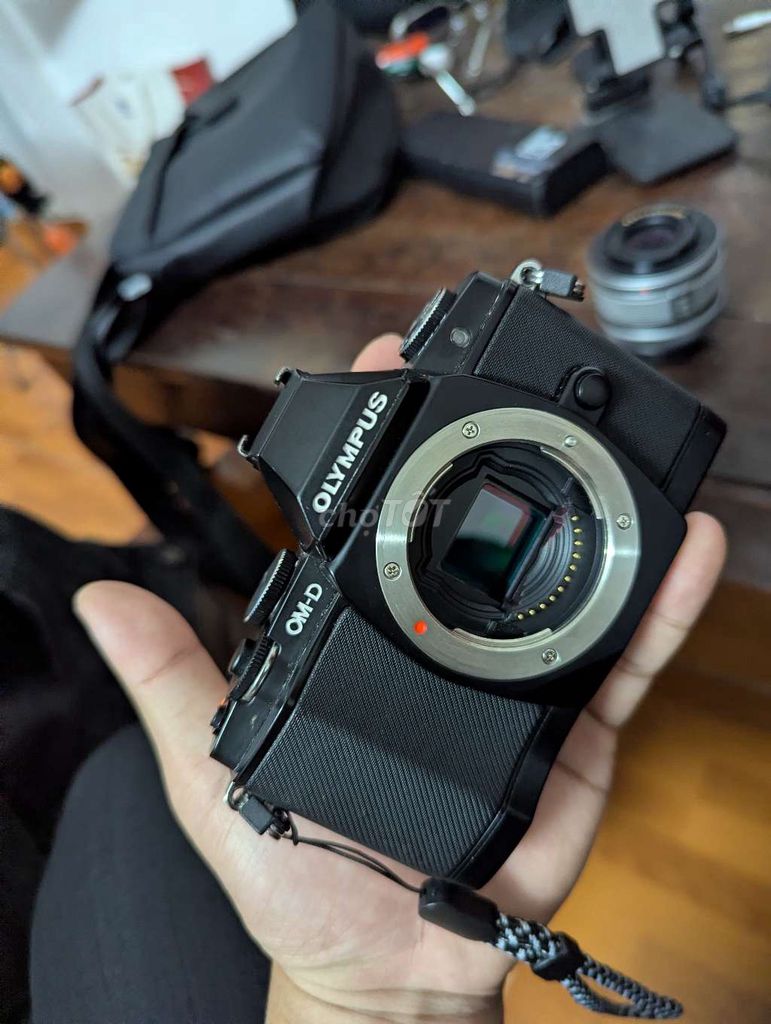 Máy ảnh Olympus EM5 Mark I Đen 14-42mm. Mua bán Máy ảnh, Máy quay tại Quận Đống Đa Hà Nội được đăng bởi Hùng hình 1