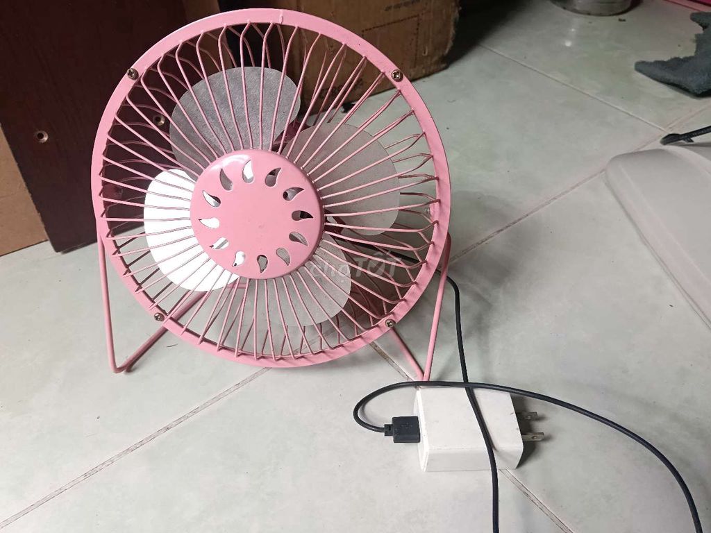Quạt mini văn phòng màu Hồng. Mua bán Quạt tại Quận Bình Thạnh Tp Hồ Chí Minh được đăng bởi Anh Tai hình 1