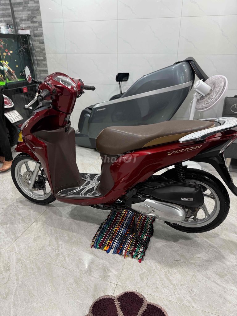 Honda Vision 2020 красного цвета