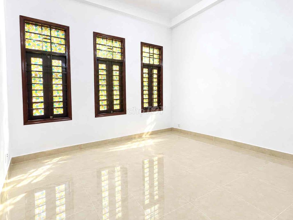 Вилла в аренду, ширина 10м, ул. Ле Куанг Динь, П.5, Бинь Тан