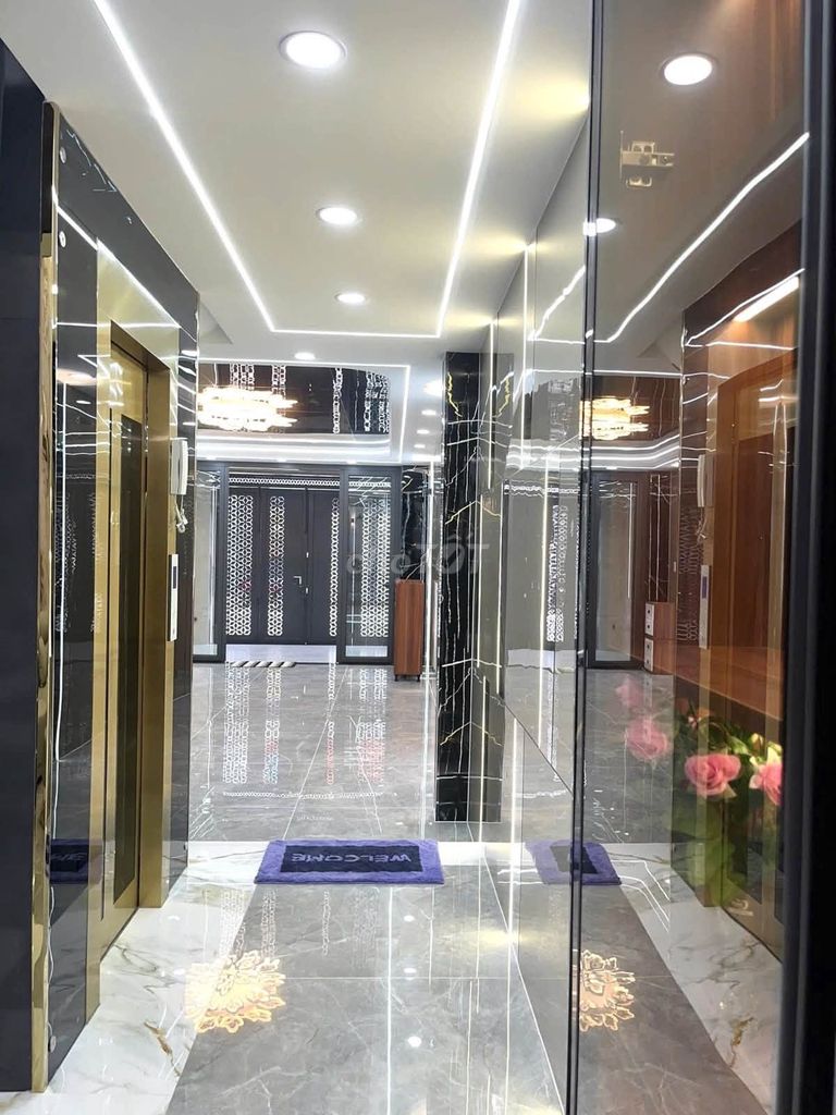 Фасадный дом Thoi An 05, район 12, с лифтом, 5 этажей