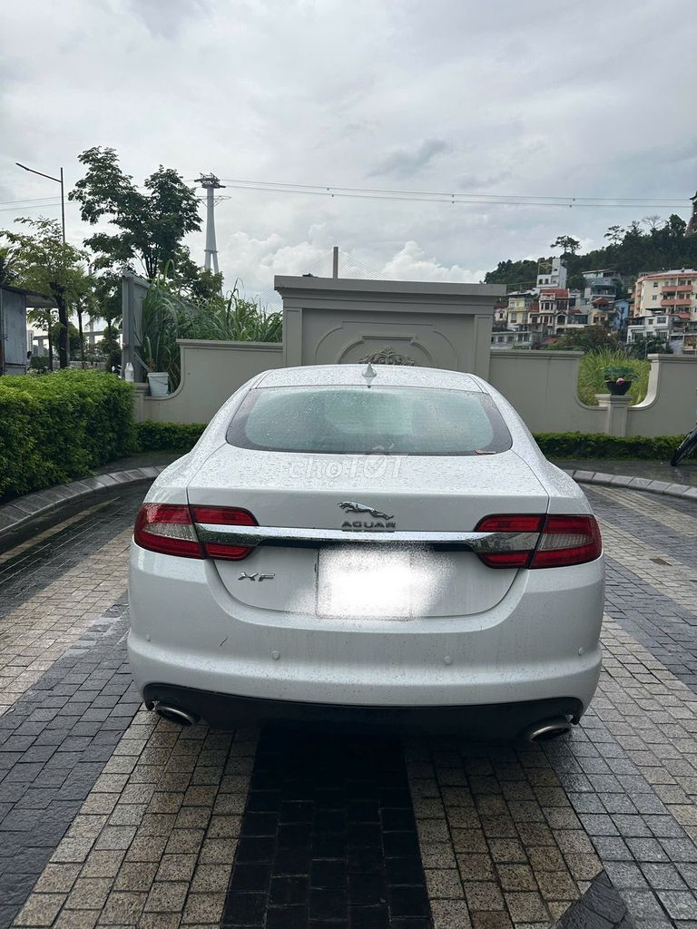 Ягуар XF 2.0 с турбонаддувом мощностью 240 л.с. 2014 г., белый