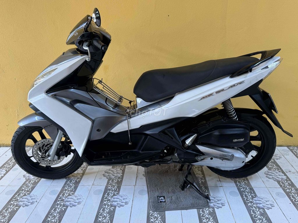 Honda Air Blade 125 Trắng đen. Mua bán Xe máy tại Quận Sơn Trà Đà Nẵng được đăng bởi Minh Dũng bán trả góp 136 vân đồn  hình 2