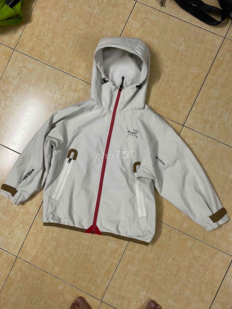 Áo khoác trẻ em Gore-Tex trắng size 150. Mua bán Mẹ và bé tại Quận 5 Tp Hồ Chí Minh được đăng bởi Thuần hình 1