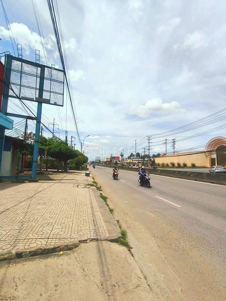 Bán gấp Showrom 891m2 đất OĐT Mặt tiền Quốc Lộ 1A chỉ 15.9 tỷ. Mua bán đất tại Huyện Bến Lức Long An được đăng bởi Thanh Hùng hình 2
