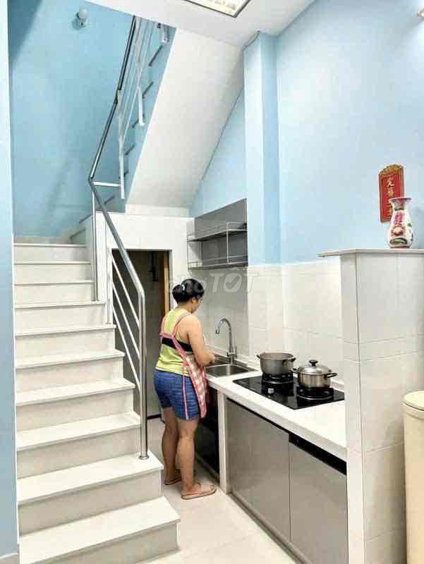 🆘 ОДНО СЛОВО ДЛЯ ОПИСАНИЯ «ВКУСНО» — ЧЕТЫРЕХЭТАЖНОЕ ЗДАНИЕ С НЕБОЛЬШИМ ОТКРЫТЫМ ПРОСТРАНСТВОМ