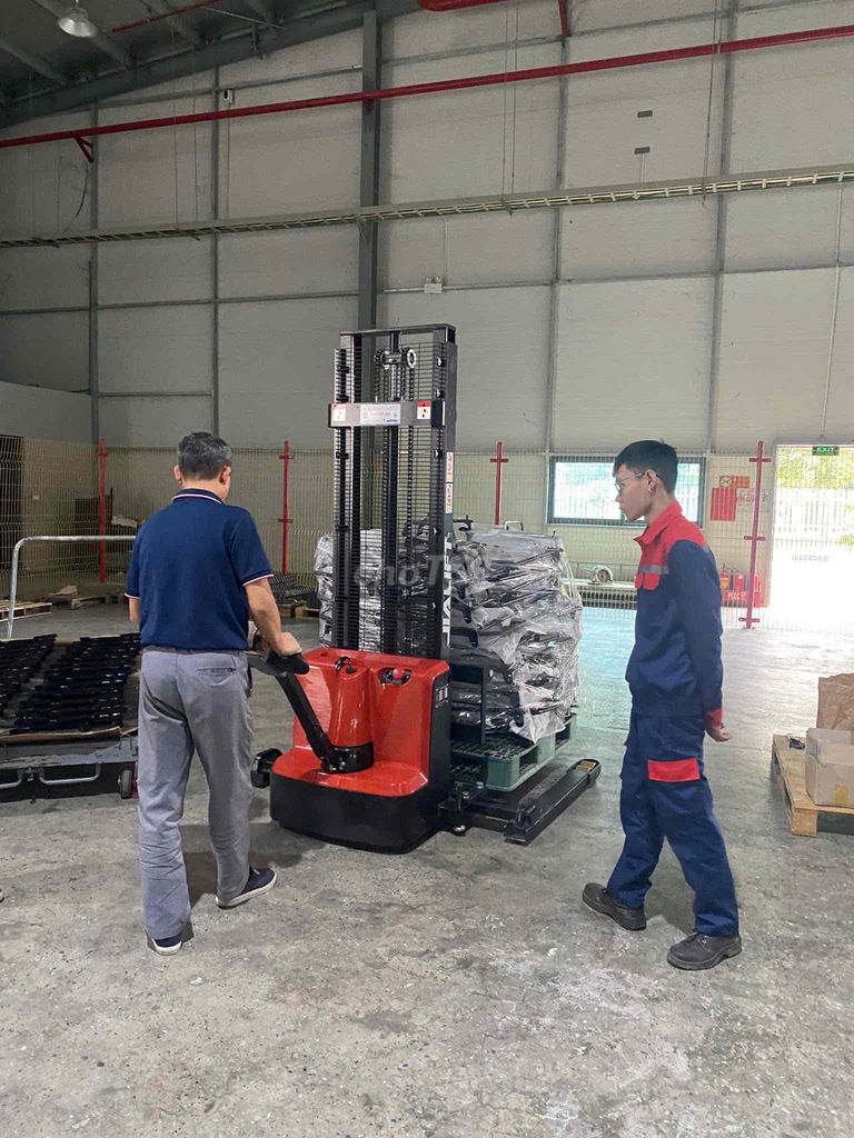 xe nâng điện stacker