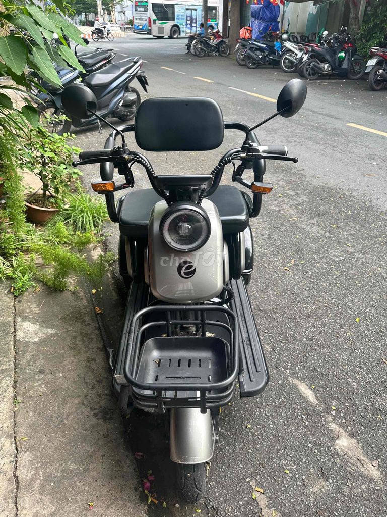 xe ba bánh điện dành cho người già.