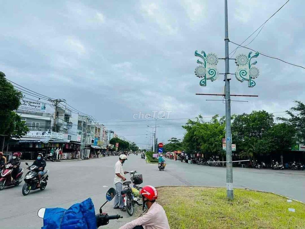 Bán Nền Đất Đường Phạm Hùng, 100m2 Sổ Riêng Thổ Cư 100% giá 1 Tỷ 4