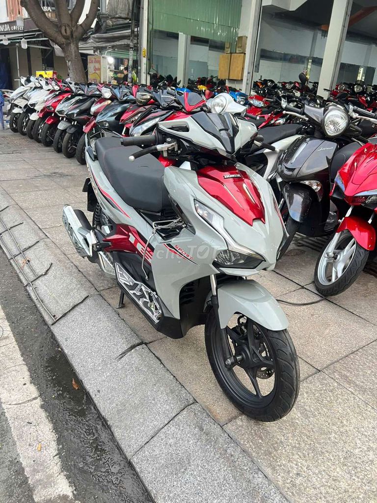 Honda Air Blade 125 2022 Серо-красный 90%