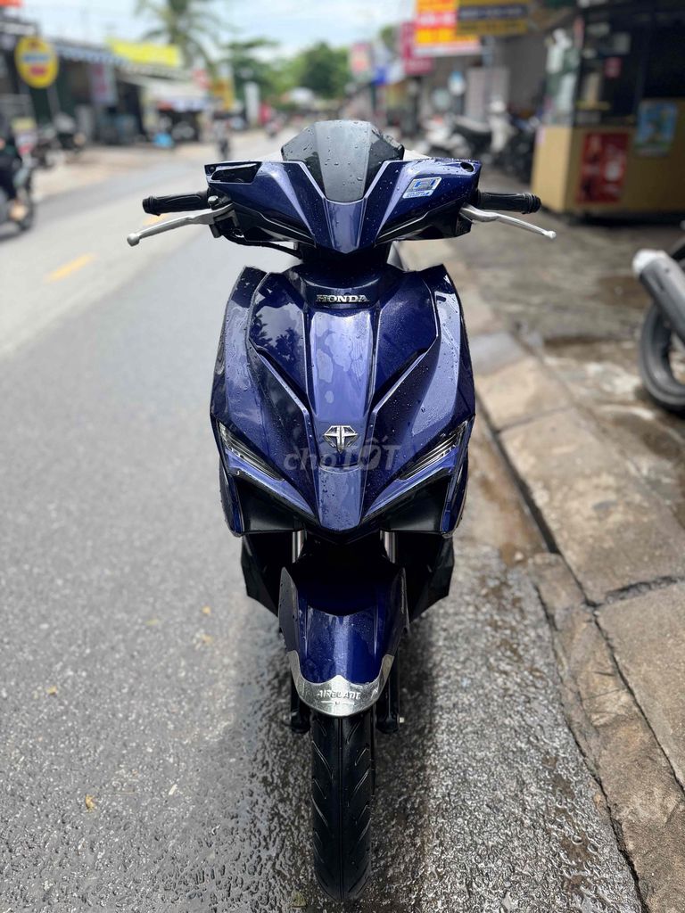 Синий скутер Honda Air Blade 2017