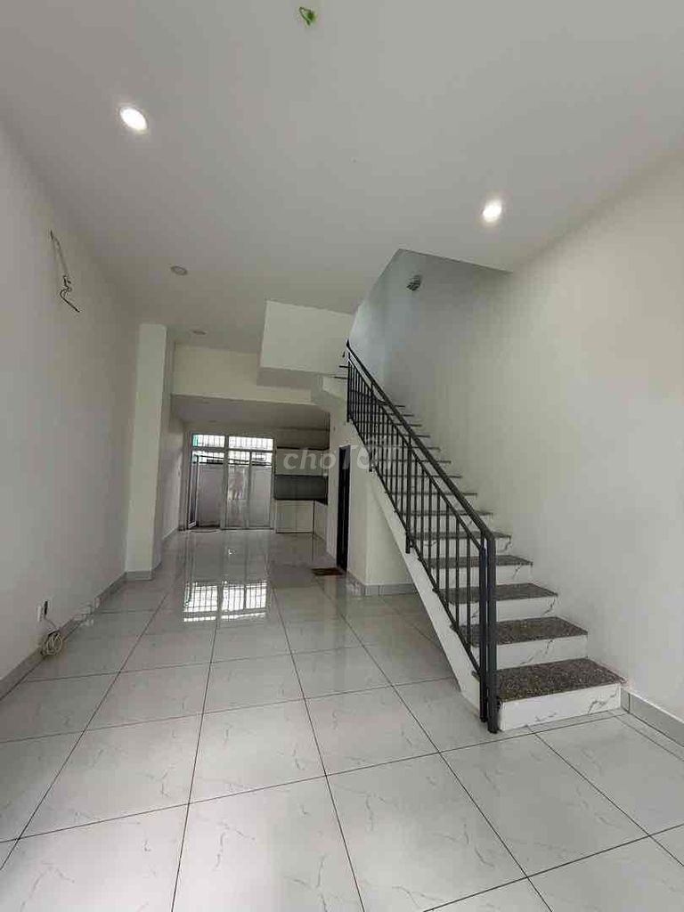 Nhà cho thuê giá rẻ ( 6triệu/ tháng) tại trung tâm Bến Lức