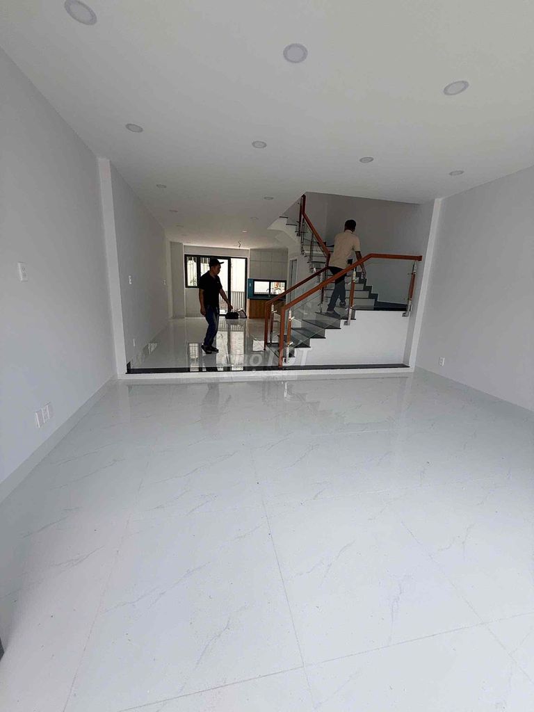 Nhà phố 5 x 20m mới hoàn thiện 2 lầu 4 phòng Q.9