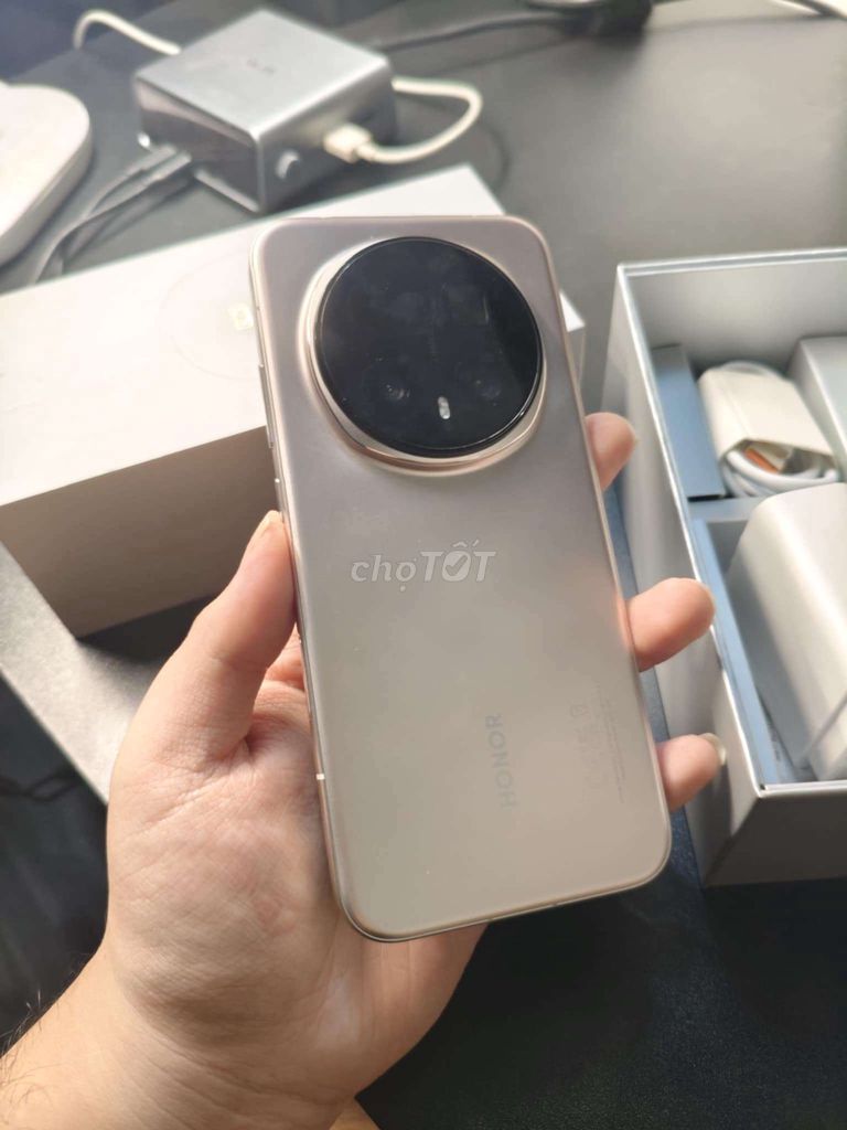 Honor Magic 8 Pro 512GB Vàng quốc tế. Mua bán Điện thoại tại Quận Gò Vấp Tp Hồ Chí Minh được đăng bởi tuấn hình 1