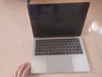 Cần bán macbook pro 2017 touchbar retina