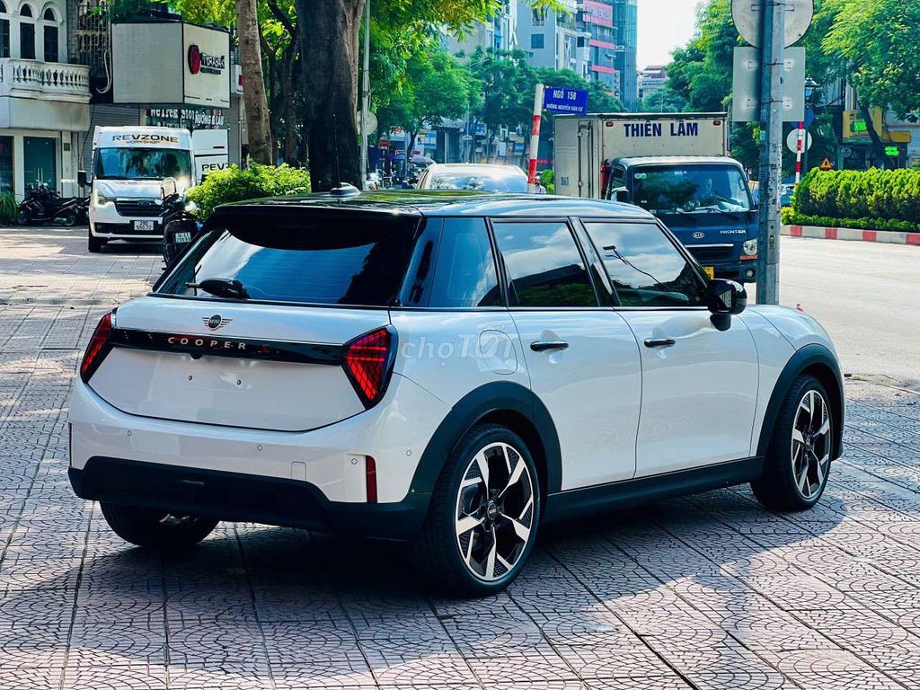 Mini Cooper S 5 Door, thơm mùi mới, đi đúng 143 km. Mua bán Ô tô tại Quận Long Biên Hà Nội được đăng bởi Long Biên Cars hình 3