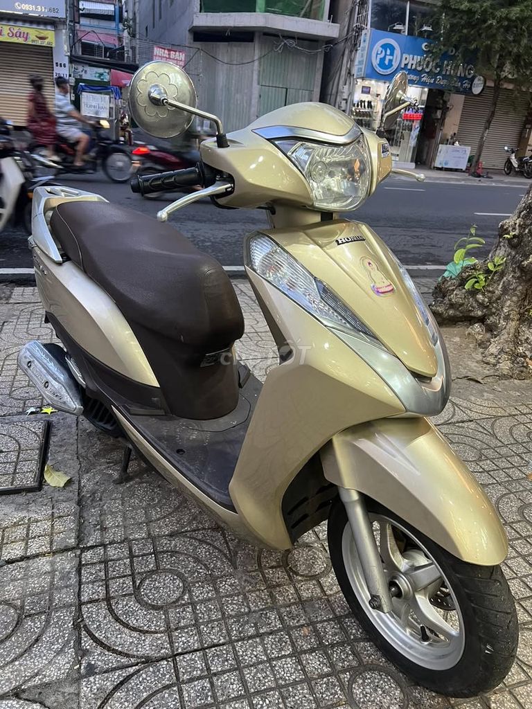 Honda Lead 125 2015 màu vàng cát.