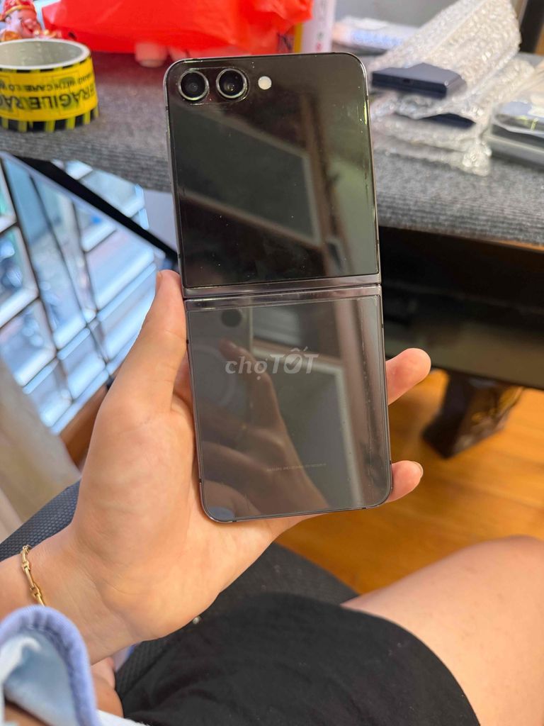 Samsung Z Flip5 256GB Đen Hàn Quốc. Mua bán Điện thoại tại Quận Cầu Giấy Hà Nội được đăng bởi Thanh Thoa hình 1