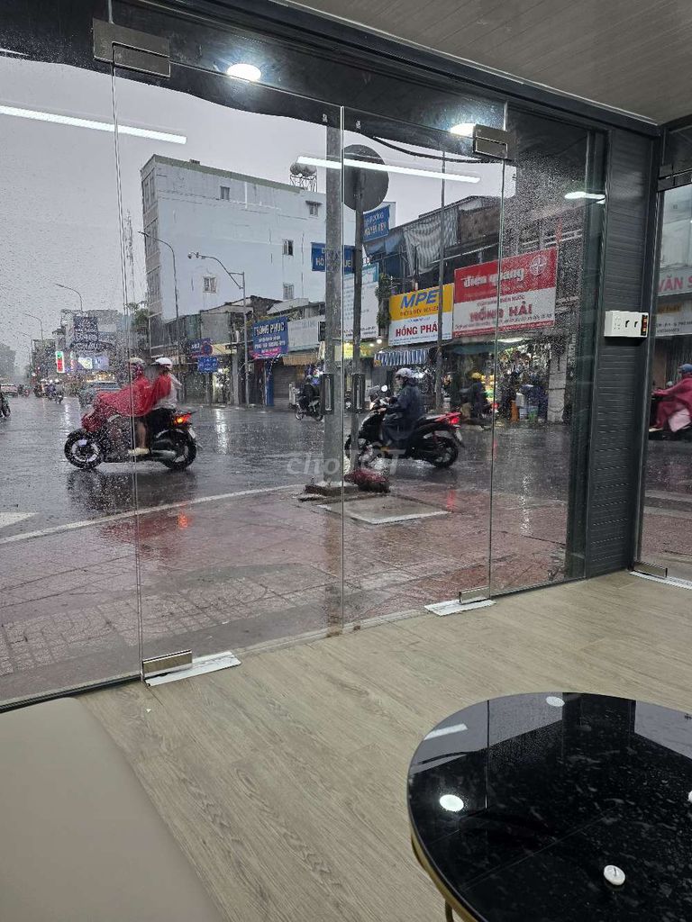 Cho thuê nhà mặt tiền đường Nguyễn Kiệm và Hồ Văn Huê ở Phú Nhuận