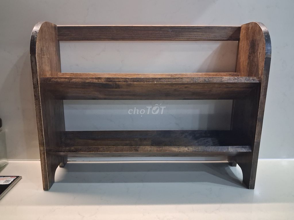 Kệ gỗ xéo 2 tầng đựng hũ gia vị bếp, kệ bàn bếp. Mua bán Tủ, kệ gia đình tại Quận Cẩm Lệ Đà Nẵng được đăng bởi Sunflower hình 1