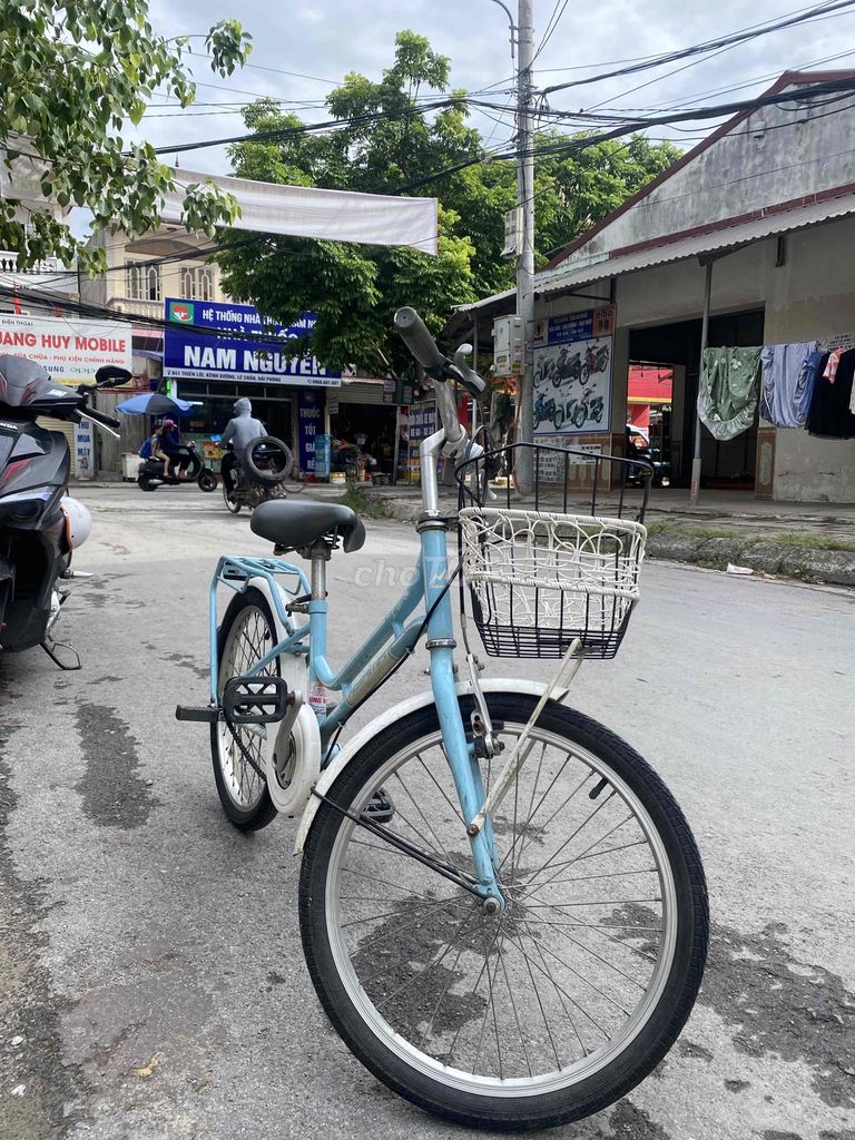 Xe đạp thường màu xanh nhạt