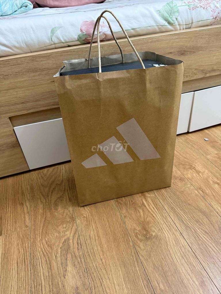 adidas auth mới 100% chưa sử dụng nguyên box, túi. Mua bán Giày dép tại Huyện Bình Chánh Tp Hồ Chí Minh được đăng bởi Lý cẩm tú hình 1