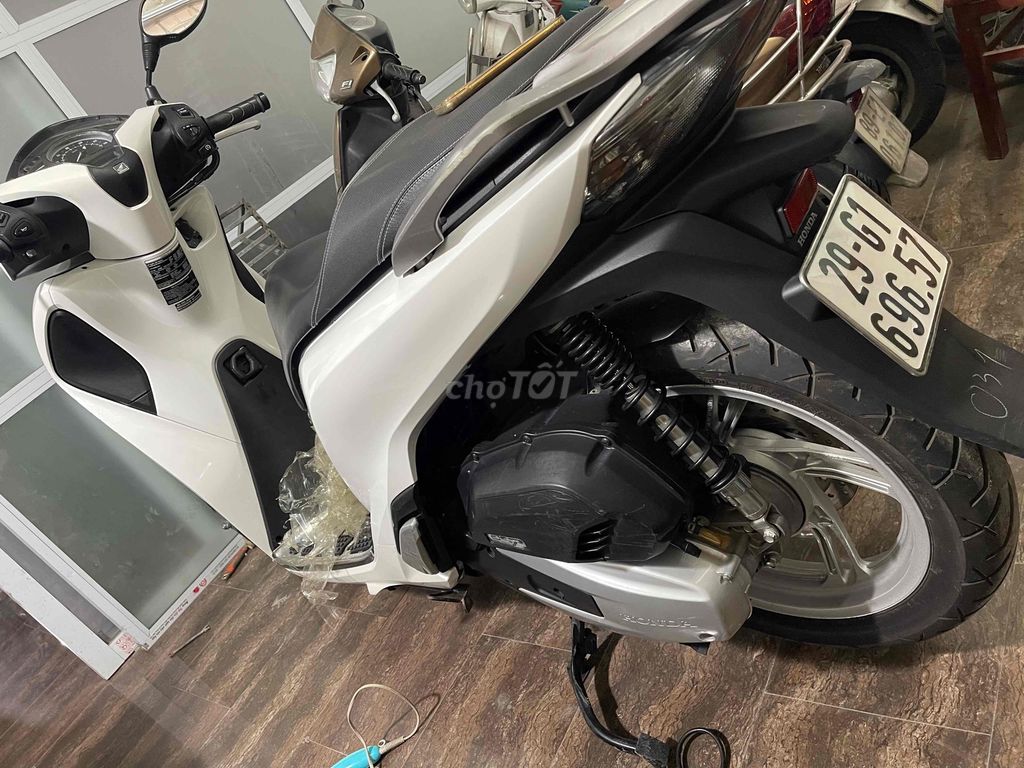 Honda SH 150 chạy đúng 11800km biển 29 nguyên zin. Mua bán Xe máy tại Quận Hoàng Mai Hà Nội được đăng bởi Tuấn Giang hình 3