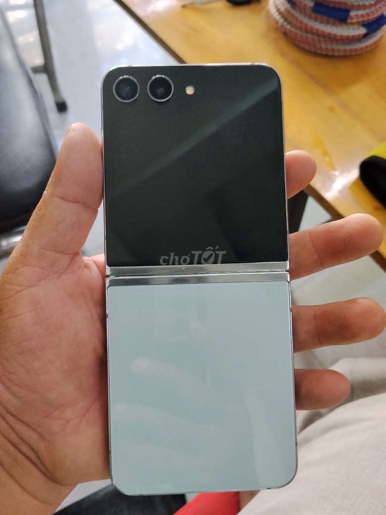 Samsung Galaxy Z Flip5 256GB Xám. Mua bán Điện thoại tại Quận 11 Tp Hồ Chí Minh được đăng bởi Samurai hình 1