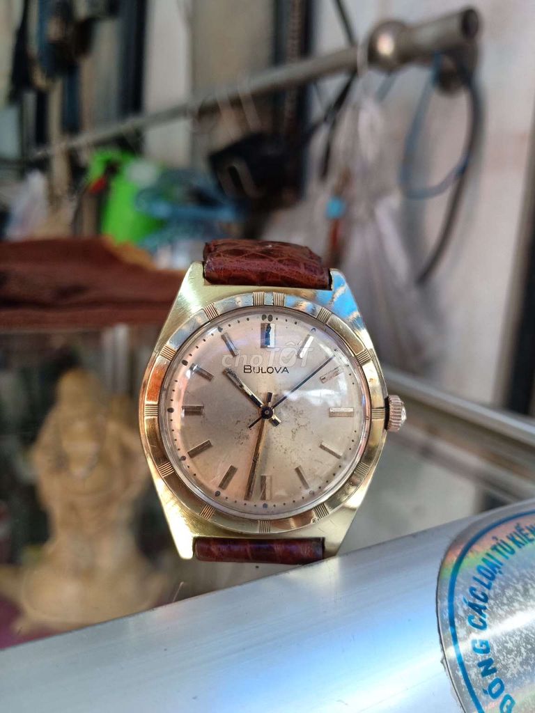 Đồng hồ lên cót tay hiệu BULOVA cổ xưa của Thụy sỹ