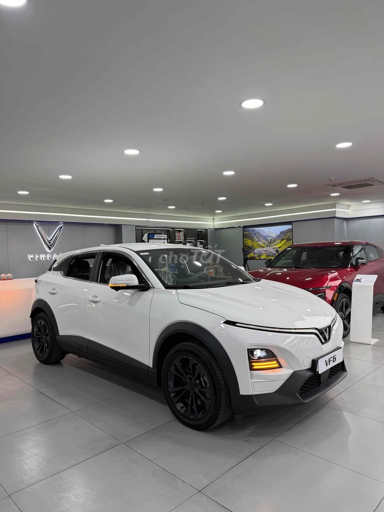 Белый электромобиль VinFast VF6
