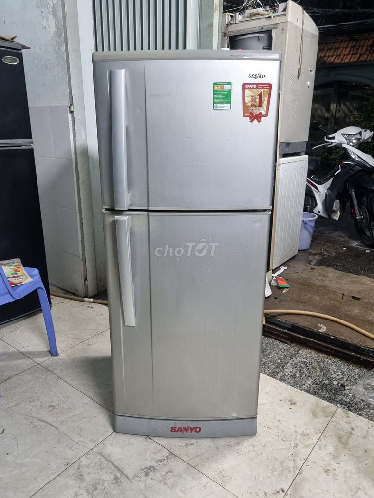 Thanh lý tủ lạnh sanyo 165L zin 100%,chạy êm