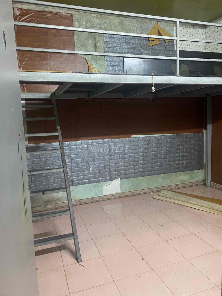 ВЛАДЕЛЕЦ 4-ГО ЭТАЖНОГО ДОМА В АРЕНДУ В ТОЙ ЖЕ КВАРТИРЕ, ЧТО И НГУЕН ЛУОНГ БОНГ