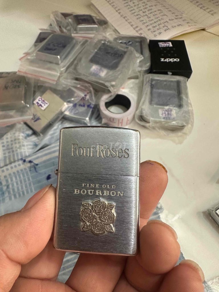 zippo xưa năm 2001 emblem bốn mùa bình an